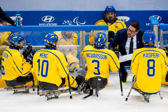 Erik Vikström, head coach of Sweden, talks to his players