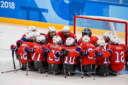 Players of Norway gather in a circle