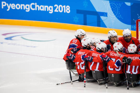 Players of Norway gather in a circle
