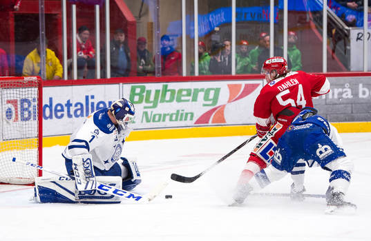 Timrås Jonathan Dahlen gör 2-0 bakom Leksands målvakt