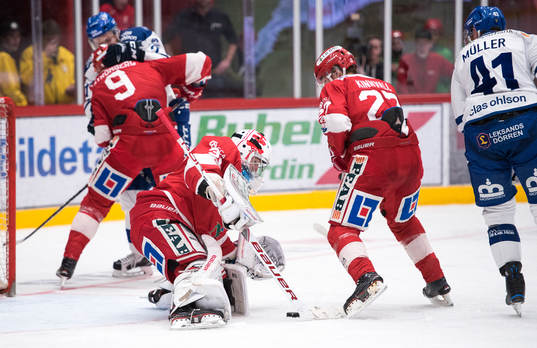 Timrås målvakt Henrik Haukeland räddar