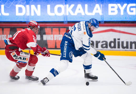 Leksands Austin Madaisky jagas av Timrås Filip Hållander