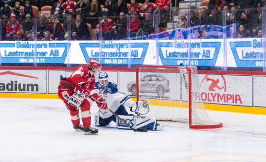 Leksands målvakt Tex Williamsson räddar straff slagen av