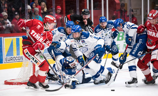 Timrås Jonathan Dahlen i närkamp framför mål