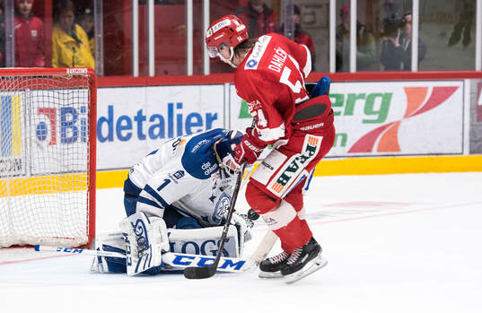 Leksands målvakt Tex Williamsson räddar friläge för