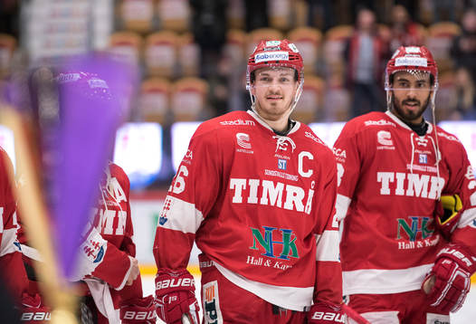 Timrås Hampus Larsson tar emot pris