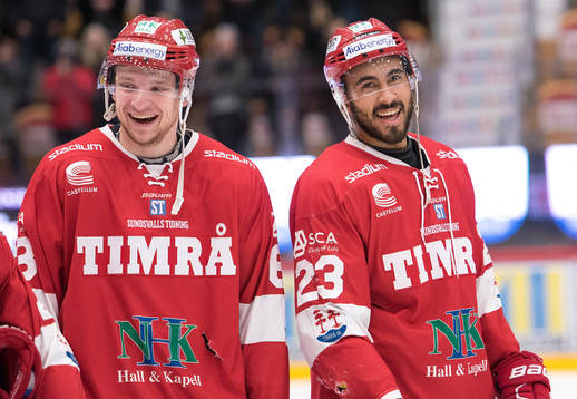 Timrås Jeremy Boyce-Rotevall och Tobias Liljendahl jublar