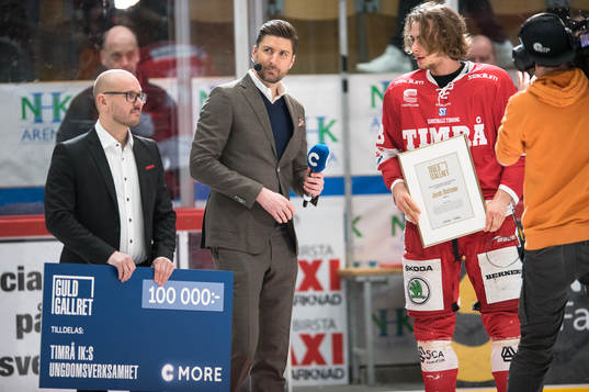 Timrås Jacob Olofsson tar emot priset Guld gallret