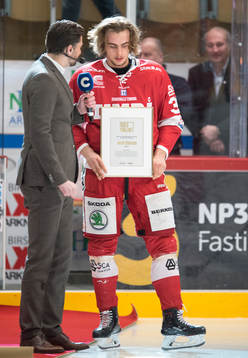 Timrås Jacob Olofsson tar emot priset Guld gallret