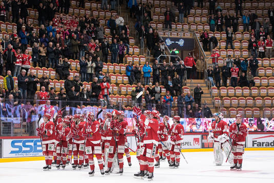 Timrå jublar nder ishockeymatchen i Hockeyallsvenska