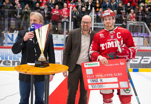 Timrås Hampus Larsson tar emot pris från Svenska spel