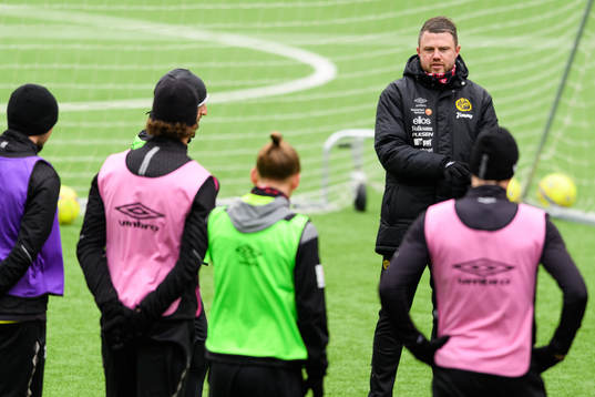 manager Jimmy Thelin