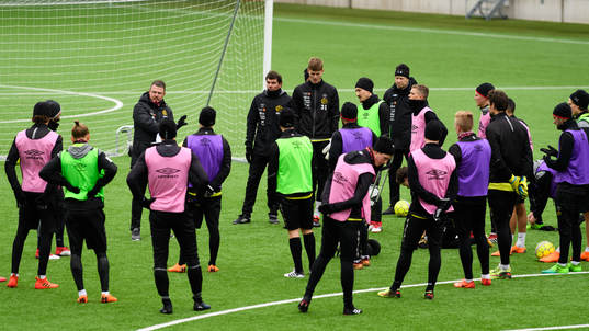manager Jimmy Thelin instruerar spelarna