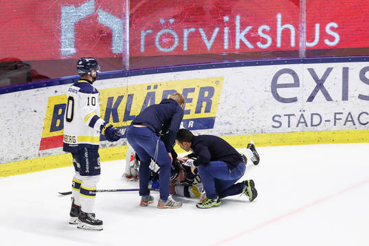 s Lawrence Pilut med skada
