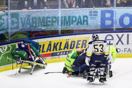 s Lawrence Pilut med skada