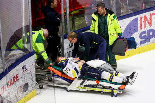 s Lawrence Pilut med skada