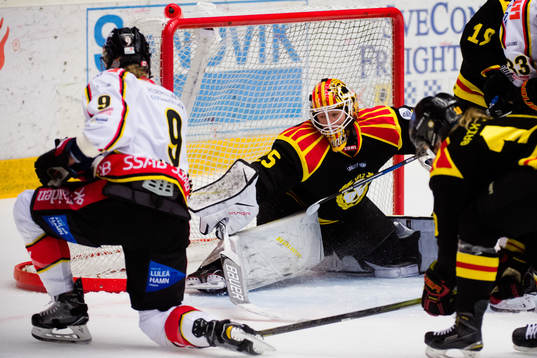 Luleås Jennifer Wakefield gör 1-5 bakom Brynäs målvakt