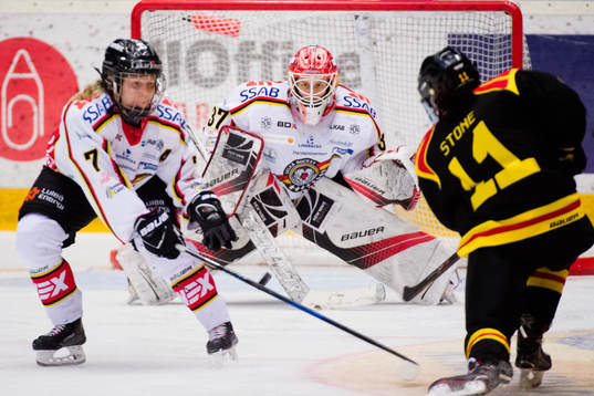 Brynäs Danielle Stone provar skott mot Luleås målvakt