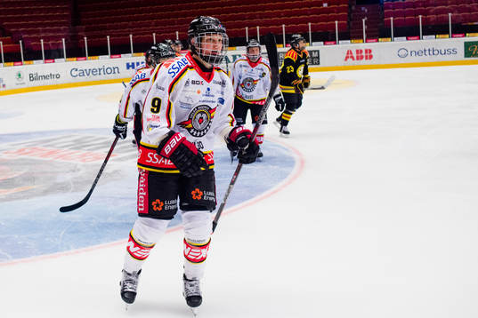 Luleås Jennifer Wakefield jublar