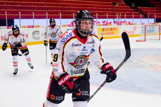 Luleås Jennifer Wakefield jublar