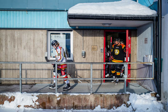 Luleå och Brynäs spelare går mot omklädningsrummen