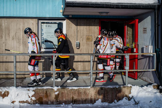 Luleå och Brynäs spelare går mot omklädningsrummen