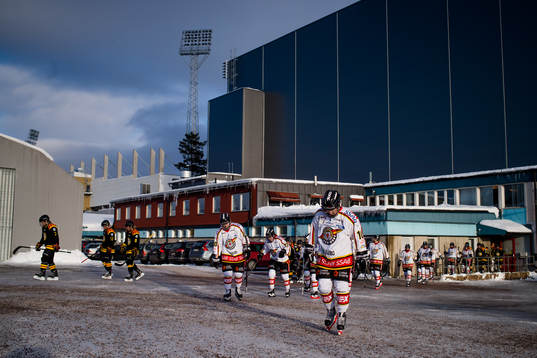 Luleå och Brynäs spelare går mot omklädningsrummen