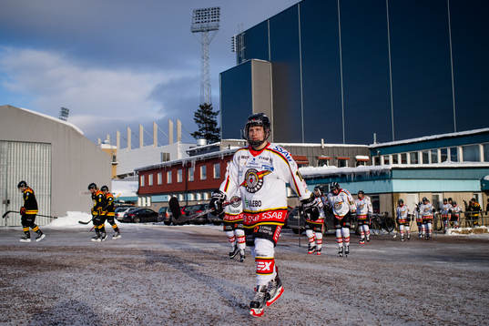 Luleå och Brynäs spelare går mot omklädningsrummen