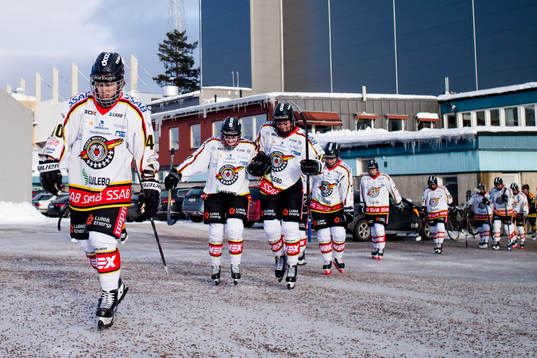 Luleå och Brynäs spelare går mot omklädningsrummen