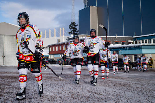 Luleå och Brynäs spelare går mot omklädningsrummen