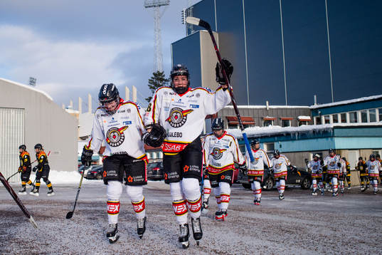 Luleå och Brynäs spelare går mot omklädningsrummen