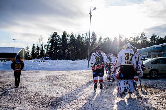Luleå och Brynäs spelare går mot omklädningsrummen