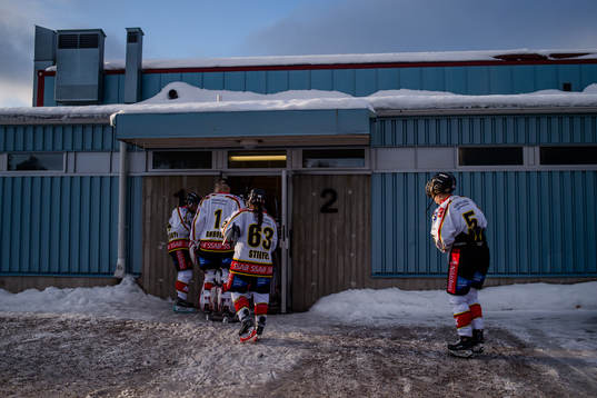 Luleås spelare går mot omklädningsrummen utanför