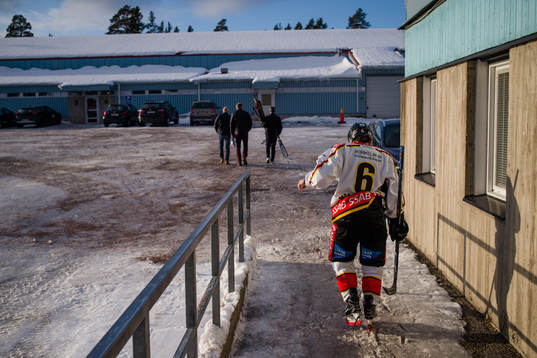 Luleås Jenni Hiirikoski går mot omklädningsrummen