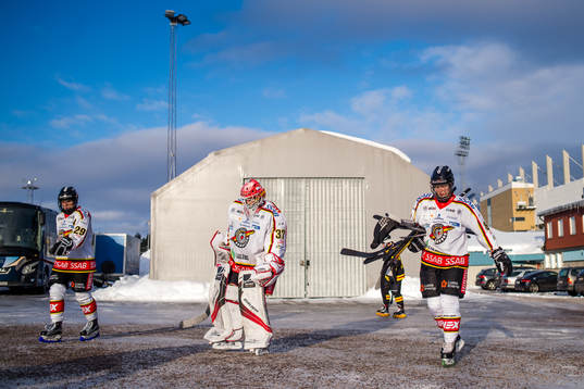 Luleås spelare går mot omklädningsrummen utanför