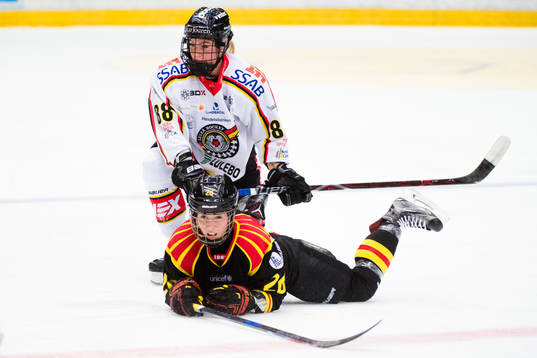 Luleås Ronja Savolainen och Brynäs Emelie Cordoba