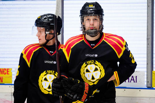 Brynäs Linus Ölund och Marcus Westfält före