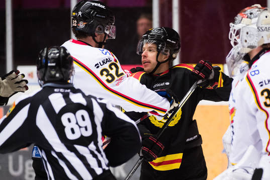 Luleås Oscar Engsund i bråk med Brynäs Kevin Clark