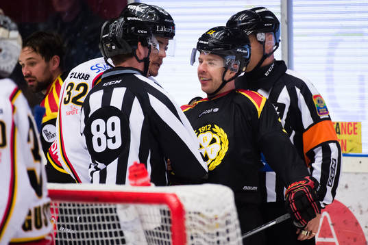 Luleås Oscar Engsund i bråk med Brynäs Kevin Clark