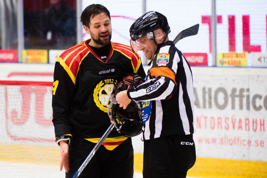 Brynäs Johan Alcén och domare Sören Persson
