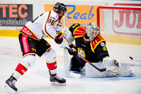 Luleås Robin Kovacs gör 1-2 bakom Brynäs målvakt David