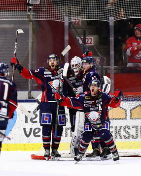 Linköpings Niklas Persson, målvakt Jonas Gustavsson,