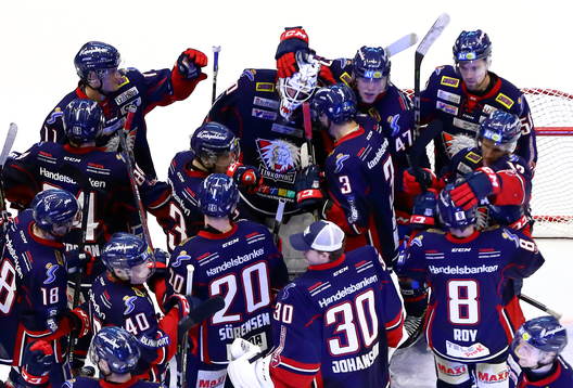 Linköpings spelare tackar målvakt Jonas Gustavsson