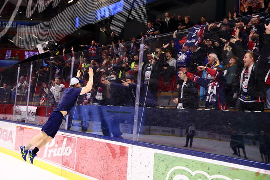 Linköpings Andrew Gordon jublar med supportrarna