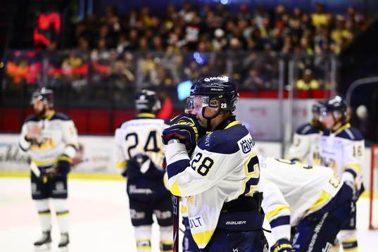 s Anton Bengtsson med flera deppar framför HV71:s