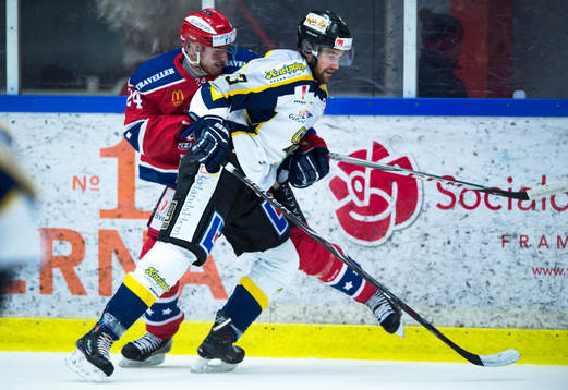 Visby/Romas Matthias Sundberg i en närkamp med Huddinges
