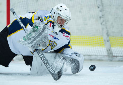 Visby/Romas målvakt Sammy Gustavsson räddar ett skott