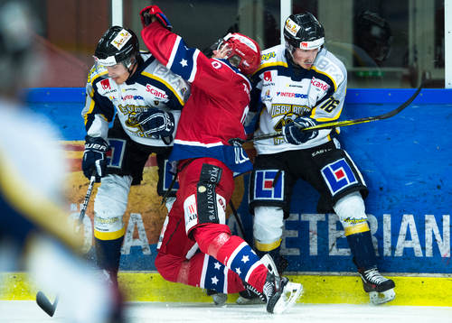 Huddinges Erik Ullman tacklas av Visby/Romas Carl Ericson