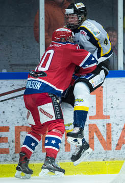 Visby/Romas Jonathan Granström tacklas av Huddinges Björn
