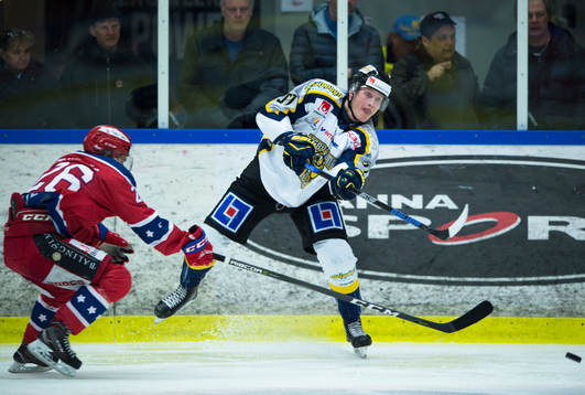 Visby/Romas Emil Fahlander med en passning